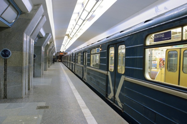 Женщина упала под поезд на станции "Невский проспект" в Петебурге