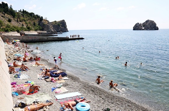 Аксенов просит Правительство РФ передать пляж «Гуровские камни» в Гурзуфе в муниципальную собственность
