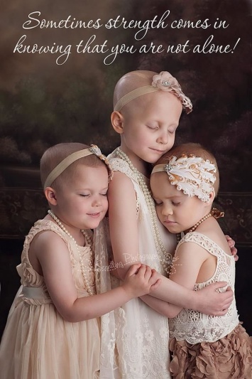 В 2014 году фото этих малышек, которые боролись с раком, облетело весь мир. И вот, 3 года спустя они воссоздали этот снимок