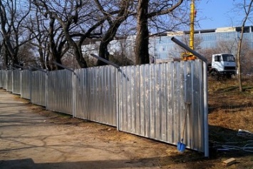 В одесском парке вырос забор, десятки деревьев оказались в опасности (ФОТО)