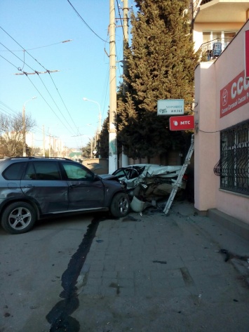 В Алуште BMW смял припаркованное авто