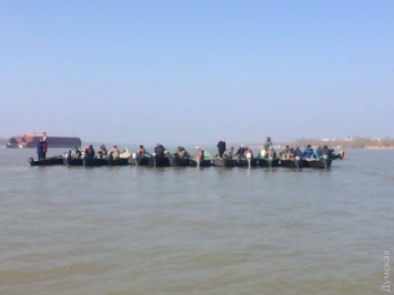 Вилковские рыбаки перекрыли Дунай: чиновники снова затягивают с селедочными квотами