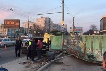 Страшное ДТП в Крыму: автомобиль влетел в остановку и сбил людей (видео)