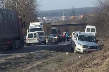 На окружной водитель внедорожника выскочил на "встречку" и столкнулся с "легковушкой", есть пострадавшие