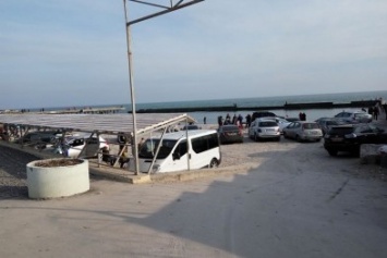 Одесситы наплевали на собственные пляжи и заезжают на песок на машинах (ФОТО)