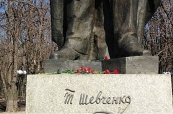 Луганские школьники принесли цветы к памятнику Шевченко. Стихи чтать не рискнули. ФОТО