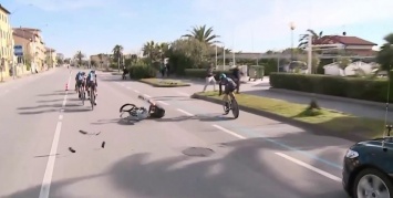 Велосипед развалился под спортсменом во время гонки