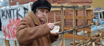 Большая часть доходов обнищавших украинцев уходит на питание