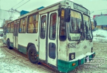 В криворожском троллейбусе пассажиров и кондуктора бьет током