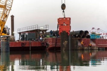 В порту Южный запустили строительство нового причала (фото)