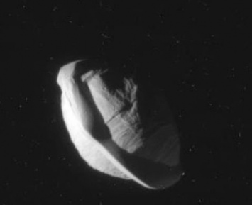 Спутник Сатурна Пан оказался похожим на летающую тарелку