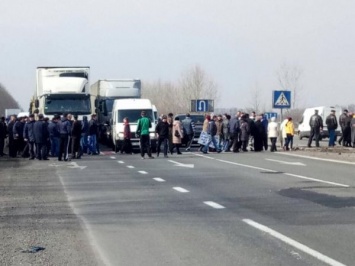 На Полтавщине люди перекрыли трассу