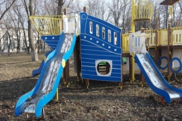 Суровое детство: в Покровске детвора вынуждена играть в грязи