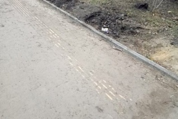 Тактильная плитка на одесских Черемушках скрылась под слоем грязи (ФОТОФАКТ)
