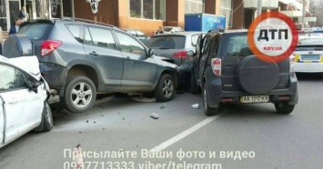 Два джипа, не разминувшись на перекрестке, спровоцировали нелепое массовое ДТП в Киеве