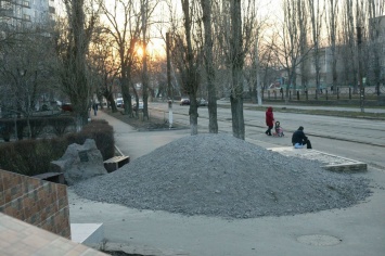 В Николаеве возле библиотеки больше полугода лежит "ничейная" куча гравия