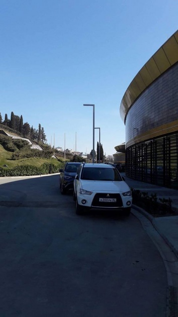 Новый начальник автодора Крыма засветился в одном из самых дорогих отелей на служебном авто