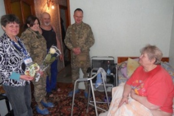В Краматорске благотворительный фонд совместно с военными помогает пенсионерам