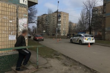 На Заречном наркоман, увидев криворожских патрульных, начал сливать "ширку" в карман (ФОТО)