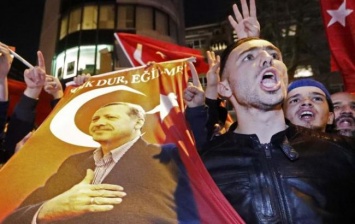 В Нидерландах сотни протурецких демонстрантов собрались под консульством Турции