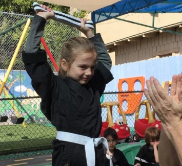 5-летняя дочь Анны Седоковой получила первый пояс по карате
