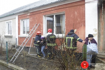 В Ровно обрушился частный дом, бабушку и внучку удалось спасти
