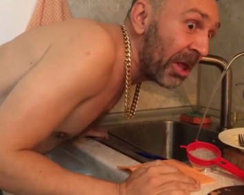 Сергей Шнуров избавляется от «бодуна» с помощью воды из-под крана