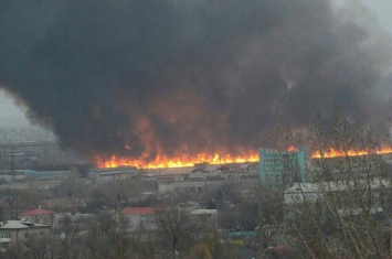Соцсети сообщили о мощном взрыве в Луганске: появились первые фото и видео сильнейшего пожара у террористов, "ЛНР" удивила "ватной" версией резонансного ЧП