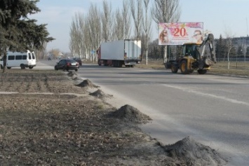 Сначала посыпали, а теперь убирают: коммунальщики Покровска борются с пылью и грязью на дорогах