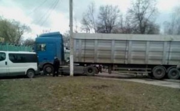 В Ровно грузовик на скорости, протаранив киоски, въехал в рынок