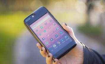 Представлен первый в мире чехол для iPhone со встроенным Android-смартфоном [видео]