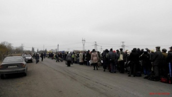 Рекордные очереди. Поток людей в пунктах пропуска Донбасса вырос в полтора-два раза