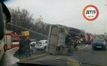В Киеве, на съезде с Дарницкого моста, перевернулся грузовик