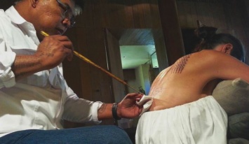 Тайский монах сделал Джоли роковую татуировку незадолго до развода