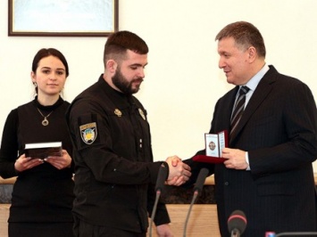 Аваков заявил боевикам националистических батальонов, что "их боится русский оккупант", и выдал им наградное оружие