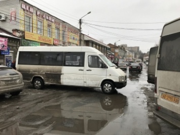 Что мешает власти прекратить бардак со стоянкой маршруток в нижней части города