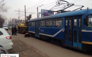 На Таирова трамвай сошел с рельсов: его поднимали краном