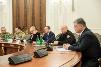 Порошенко предложил прекратить все транспортное сообщение с ОРДЛО, пока боевики не вернут захваченные предприятия