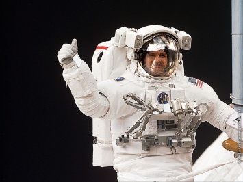 Ученые предлагают астронавтам выращивать овощи в космосе с помощью мочи