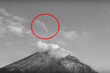 Из мексиканского вулкана Попокатепетль вылетел спиралеобразный НЛО (ВИДЕО)