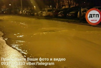 Подмыло асфальт, подтопило стоянку: в Киеве случался масштабный прорыв воды