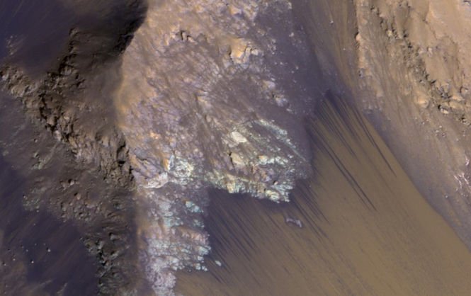 NASA показало сезонный водяной поток на Марсе