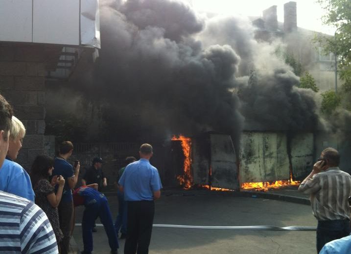 Пожар возле метро «Лукьяновская» потушили шлангом из ТЦ – очевидцы
