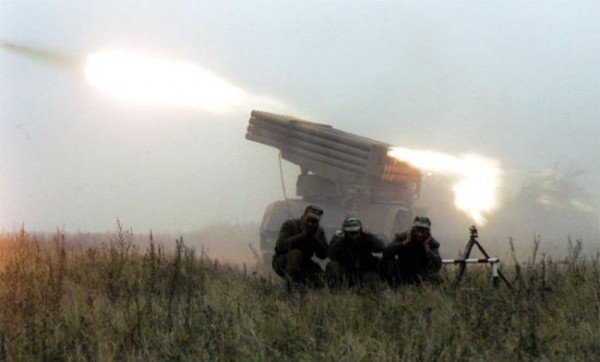 Боевики ведут огонь из всех видов оружия возле аэропорта Донецка