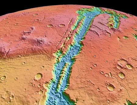 В марсианской долине обнаружены замерзшие потоки