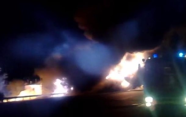 На трассе Киев-Харьков загорелся грузовик с топливно-смазочными материалами (ВИДЕО)