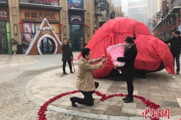 Китаец подарил невесте 33-тонный камень вместо квартиры