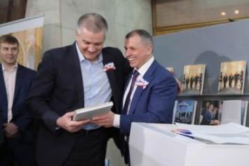 Константинов презентовал книгу своих воспоминаний о воссоединении Крыма с Россией (ФОТО)