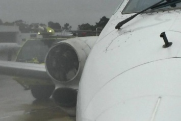 У пассажирского самолета при посадке отвалился винт