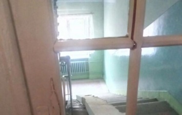 Во Львове временно закрыли школу, в которой обвалилась лестница между этажами